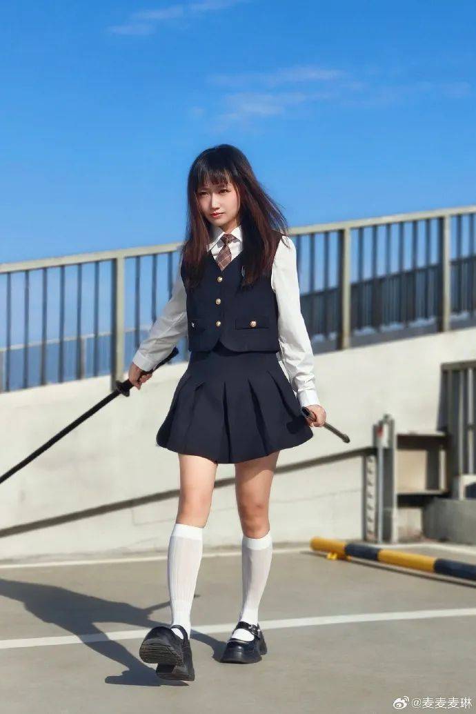 麥琳嘗試制服短裙風(fēng)格，被評(píng)“變化超大”：美得不敢認(rèn)