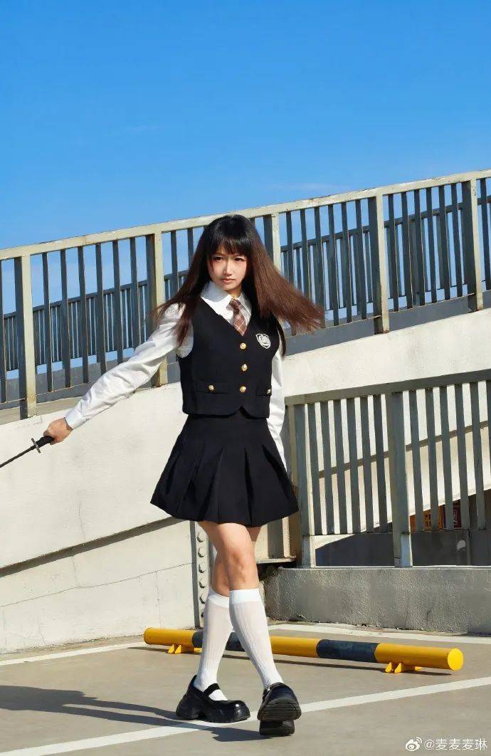 麥琳嘗試制服短裙風(fēng)格，被評(píng)“變化超大”：美得不敢認(rèn)