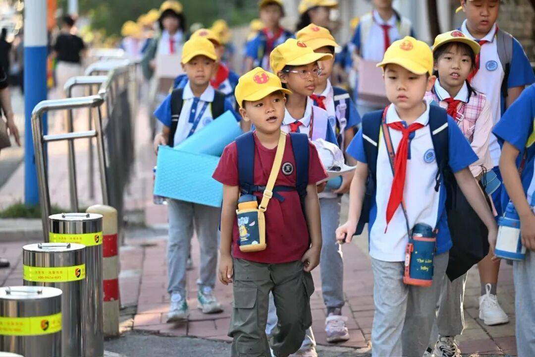 山東一小學(xué)新生報(bào)到名字驚艷眾人！扶蘇、知潼、邕熙……網(wǎng)友：古風(fēng)氣息十足，“子涵”時(shí)代過(guò)去了？