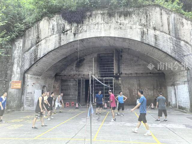 神操作！用天然溶洞停放40架飛機，這種“絕招”可能只有柳州人干得出來！
