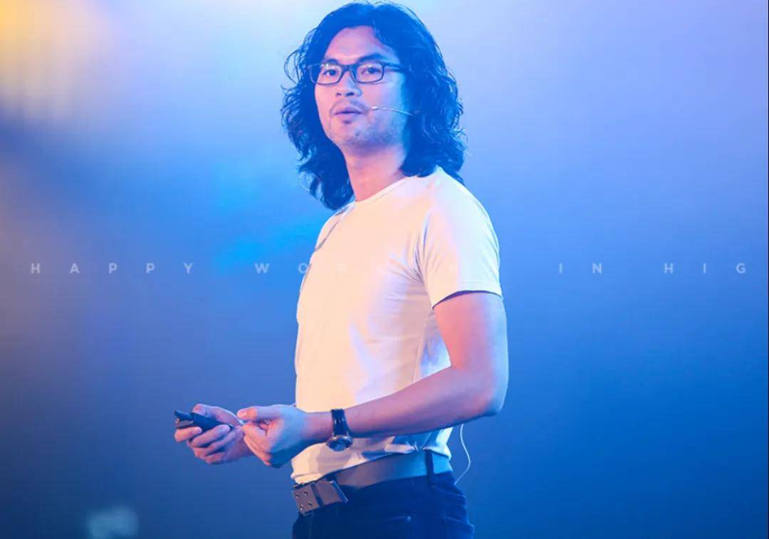 一年凈賺5億！佛山兄妹干出行業(yè)第一股，市值超300億