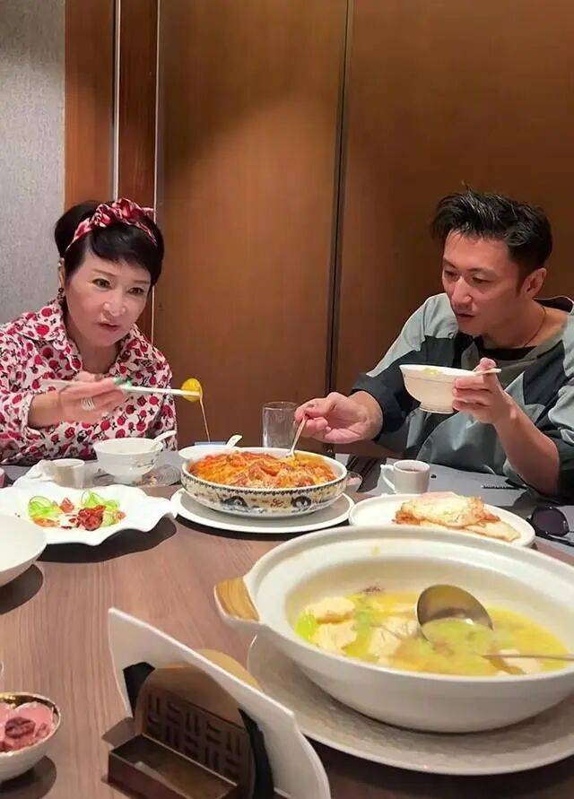 考古|89歲謝賢現(xiàn)身依舊時髦！與小49歲女友分手后開搞事業(yè)，疑已交代后事的他太瀟灑