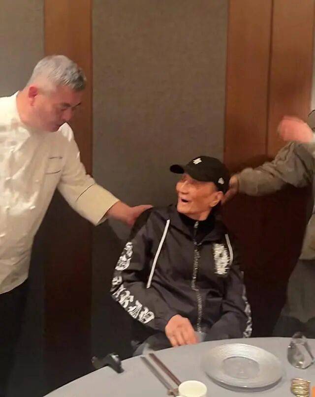 考古|89歲謝賢現(xiàn)身依舊時髦！與小49歲女友分手后開搞事業(yè)，疑已交代后事的他太瀟灑
