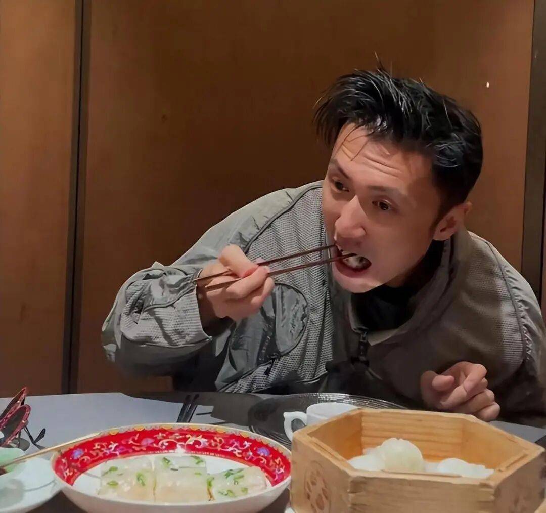 考古|89歲謝賢現(xiàn)身依舊時髦！與小49歲女友分手后開搞事業(yè)，疑已交代后事的他太瀟灑