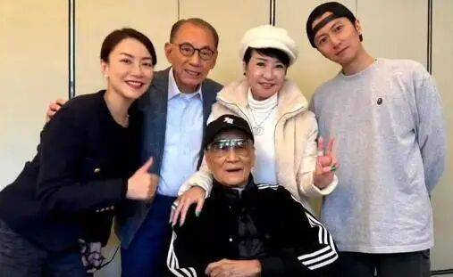 考古|89歲謝賢現(xiàn)身依舊時髦！與小49歲女友分手后開搞事業(yè)，疑已交代后事的他太瀟灑