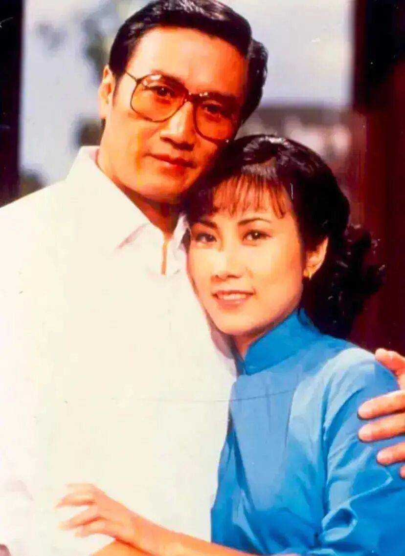 考古|89歲謝賢現(xiàn)身依舊時髦！與小49歲女友分手后開搞事業(yè)，疑已交代后事的他太瀟灑