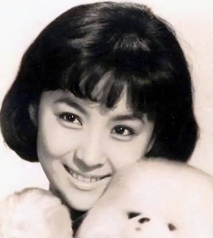 考古|89歲謝賢現(xiàn)身依舊時髦！與小49歲女友分手后開搞事業(yè)，疑已交代后事的他太瀟灑