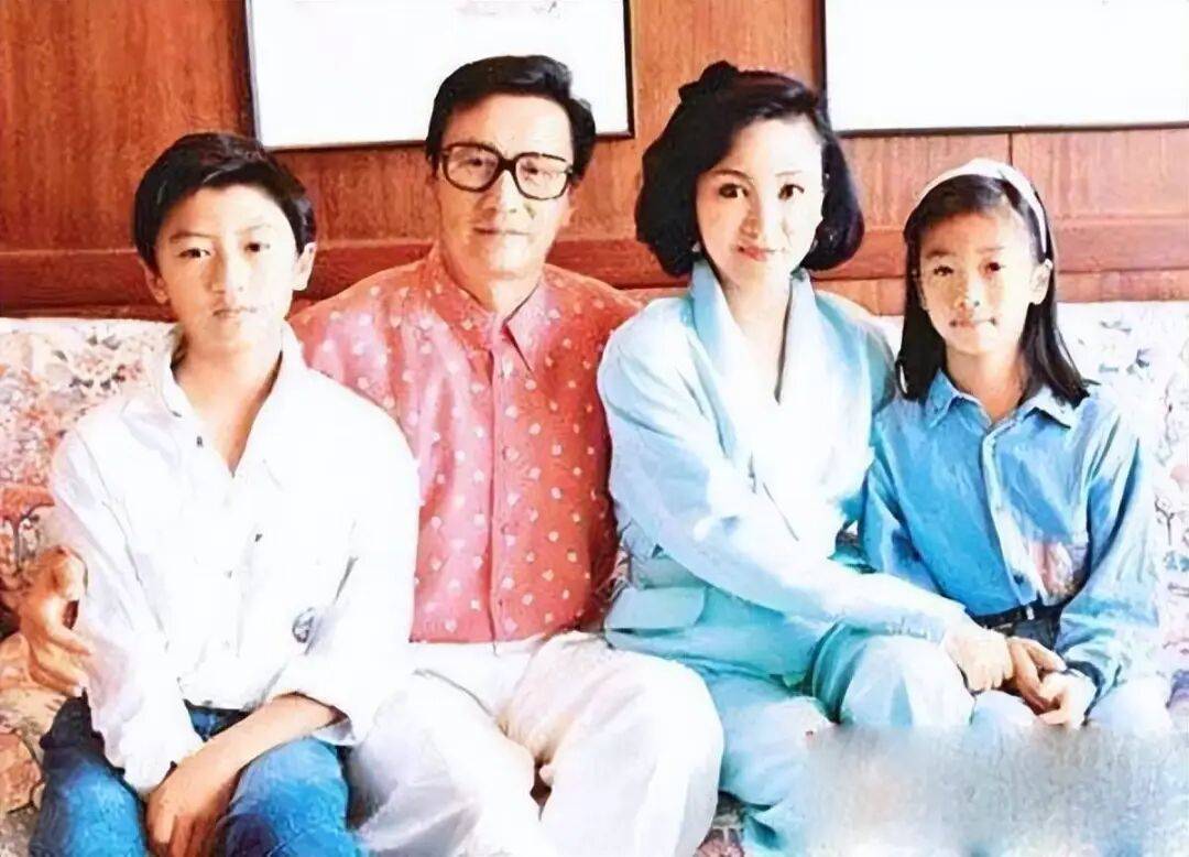 考古|89歲謝賢現(xiàn)身依舊時髦！與小49歲女友分手后開搞事業(yè)，疑已交代后事的他太瀟灑