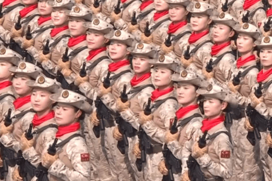 “民兵方隊(duì)中一眼就認(rèn)出了她，我們的陳老師！”