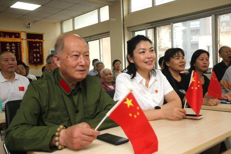 多社區(qū)組織觀看大會(huì)直播 眾居民齊抒家國(guó)情懷