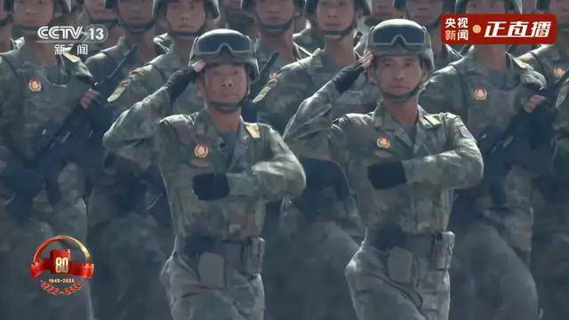 不裝了！一口氣看完九三大閱兵武器裝備！誰說我們一個(gè)也不認(rèn)識(shí)？