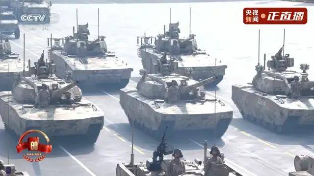 不裝了！一口氣看完九三大閱兵武器裝備！誰說我們一個(gè)也不認(rèn)識(shí)？