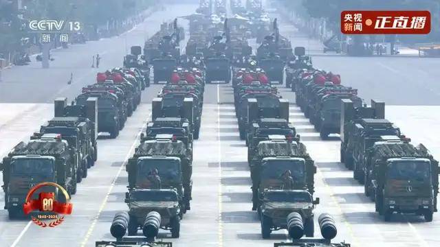 不裝了！一口氣看完九三大閱兵武器裝備！誰說我們一個(gè)也不認(rèn)識(shí)？