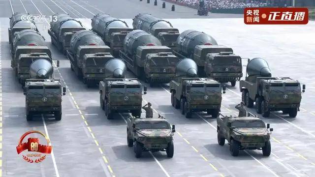 不裝了！一口氣看完九三大閱兵武器裝備！誰說我們一個(gè)也不認(rèn)識(shí)？