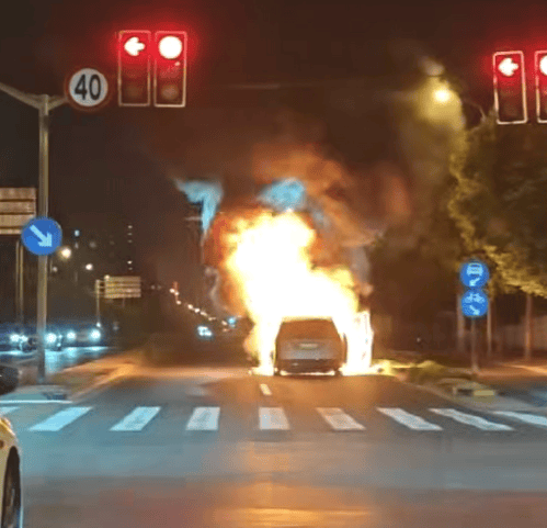 上海一理想MEGA行駛時(shí)起火燒成空架，理想回應(yīng)：車內(nèi)人員全部安全離車，會配合調(diào)查