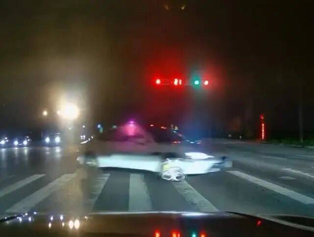 陜西西安20歲男子開(kāi)無(wú)牌車在十字路口瘋漂移闖紅燈？警方：行拘10日，扣6分并罰款