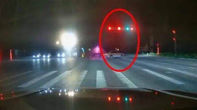 陜西西安20歲男子開(kāi)無(wú)牌車在十字路口瘋漂移闖紅燈？警方：行拘10日，扣6分并罰款