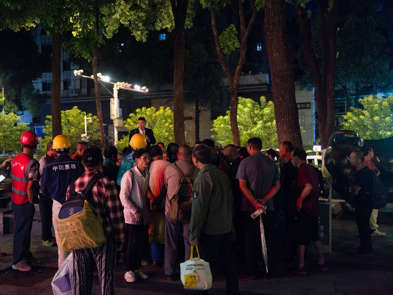 他們擠在8元一晚的旅店 幾百人搶一個(gè)活