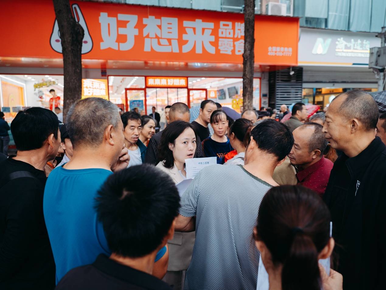 他們擠在8元一晚的旅店 幾百人搶一個(gè)活