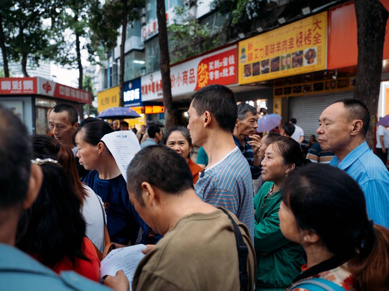 他們擠在8元一晚的旅店 幾百人搶一個(gè)活