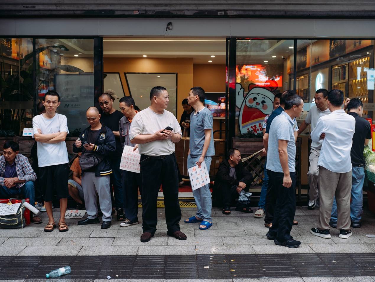 他們擠在8元一晚的旅店 幾百人搶一個(gè)活