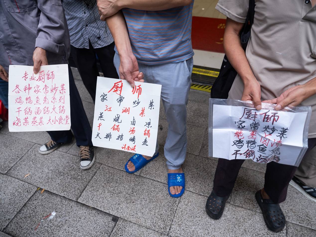 他們擠在8元一晚的旅店 幾百人搶一個(gè)活