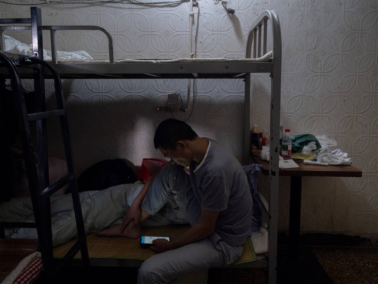 他們擠在8元一晚的旅店 幾百人搶一個(gè)活