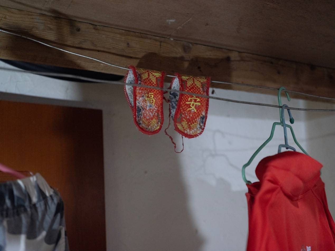 他們擠在8元一晚的旅店 幾百人搶一個(gè)活