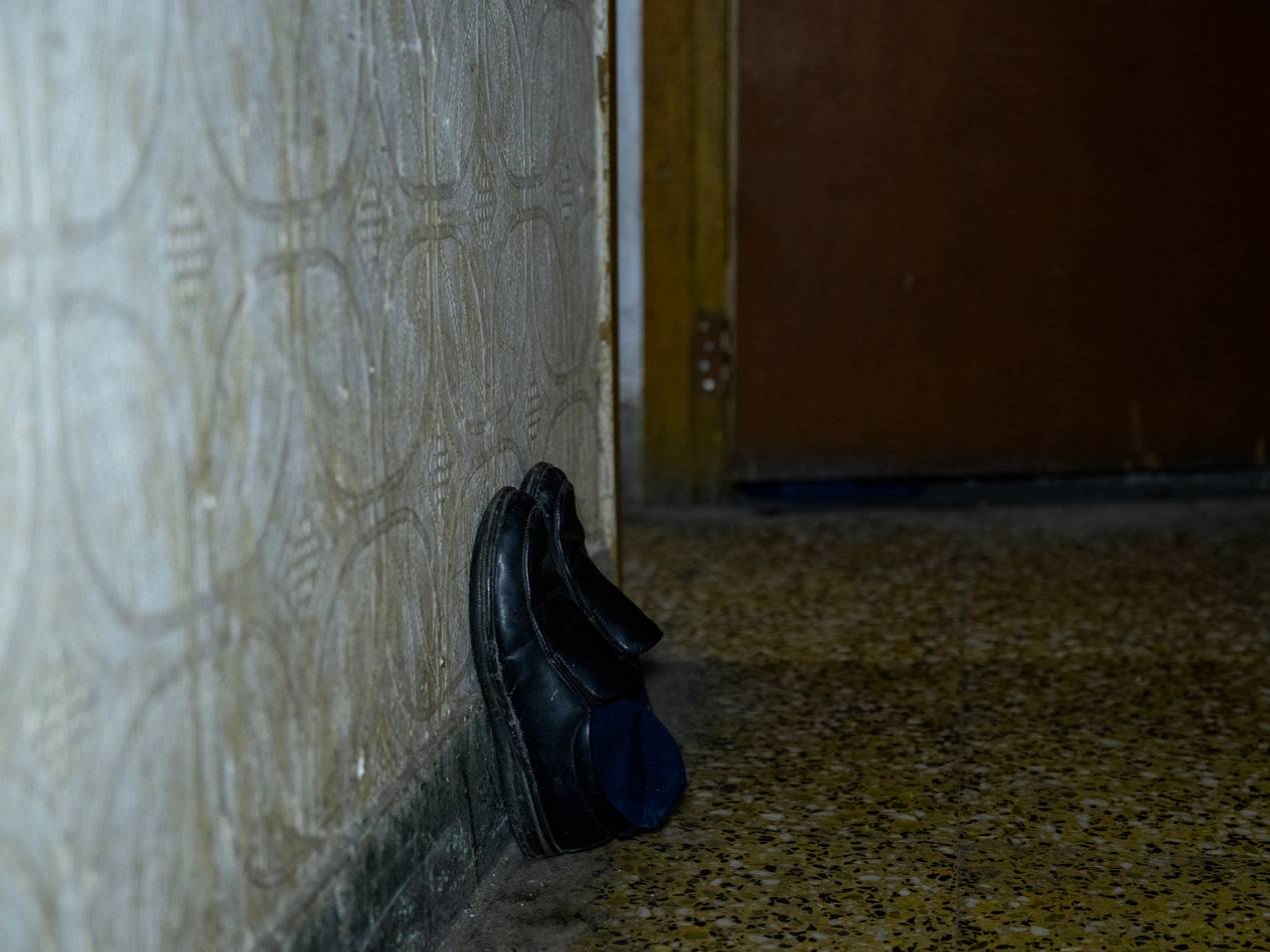 他們擠在8元一晚的旅店 幾百人搶一個(gè)活