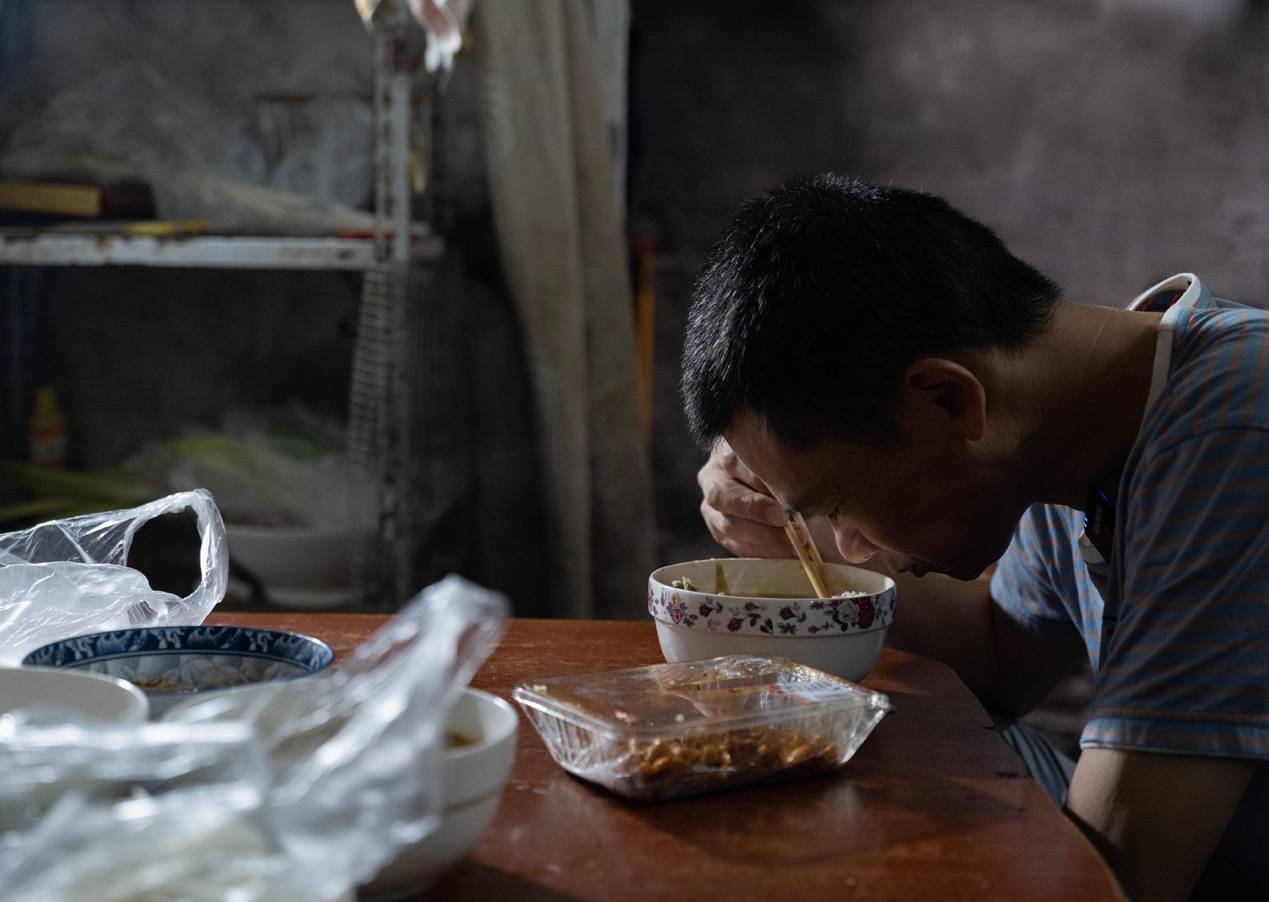 他們擠在8元一晚的旅店 幾百人搶一個(gè)活