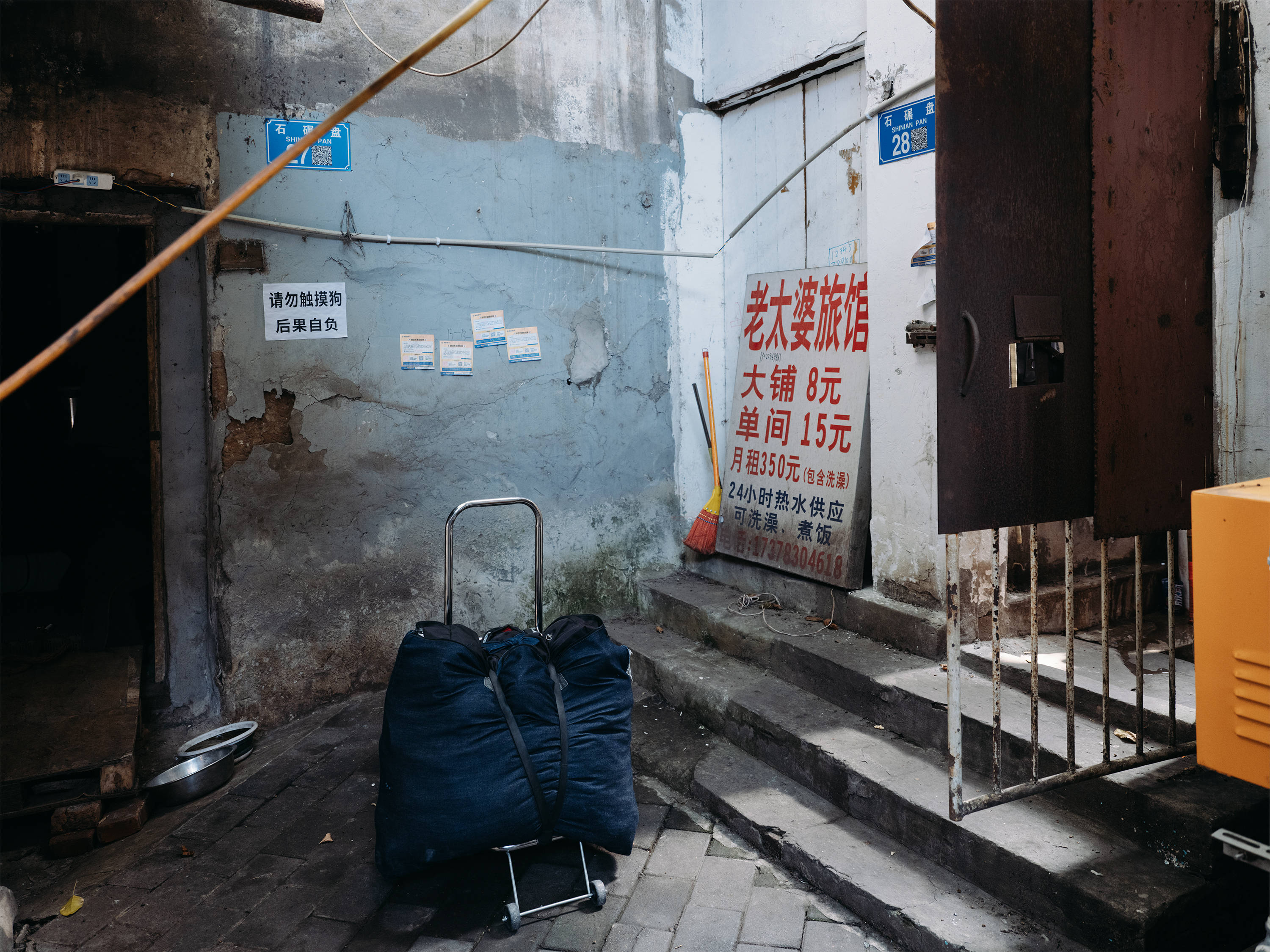 他們擠在8元一晚的旅店 幾百人搶一個(gè)活