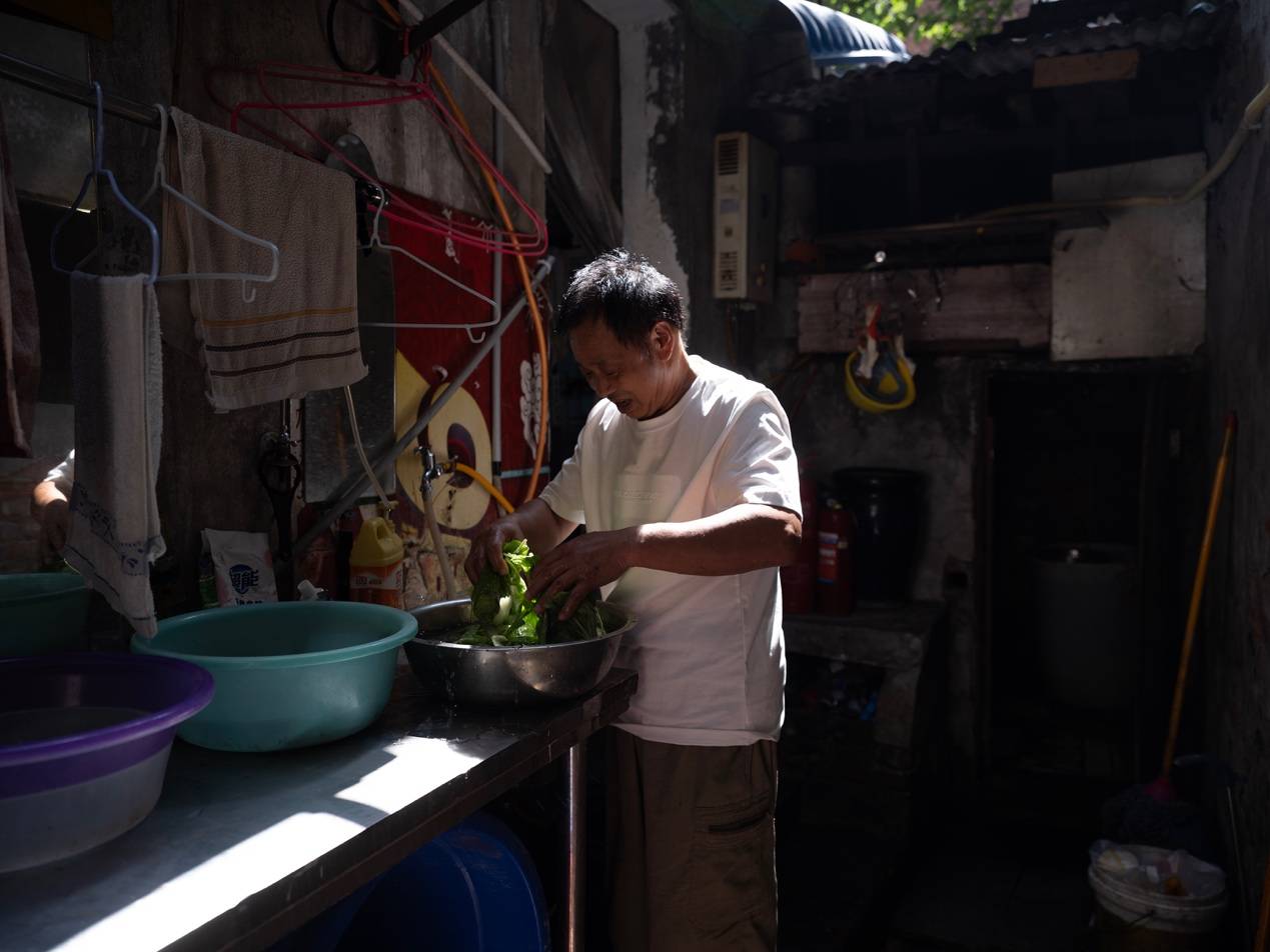 他們擠在8元一晚的旅店 幾百人搶一個(gè)活