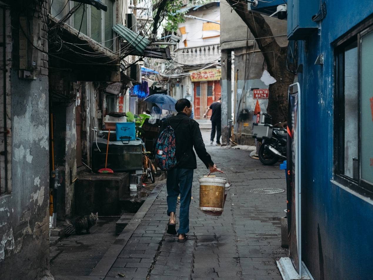 他們擠在8元一晚的旅店 幾百人搶一個(gè)活