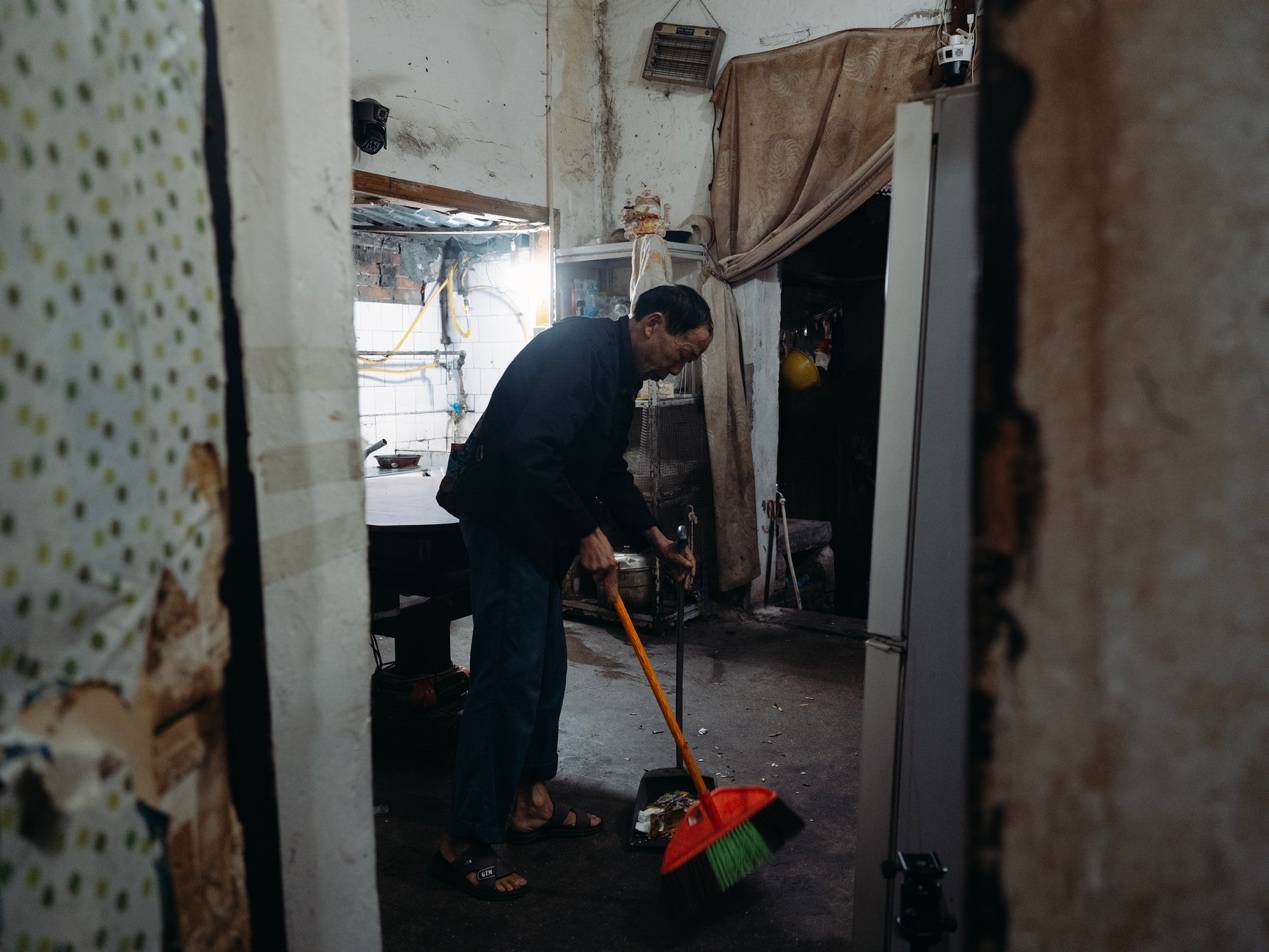 他們擠在8元一晚的旅店 幾百人搶一個(gè)活