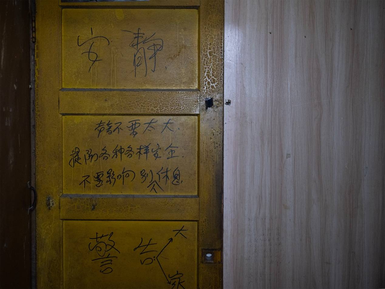 他們擠在8元一晚的旅店 幾百人搶一個(gè)活