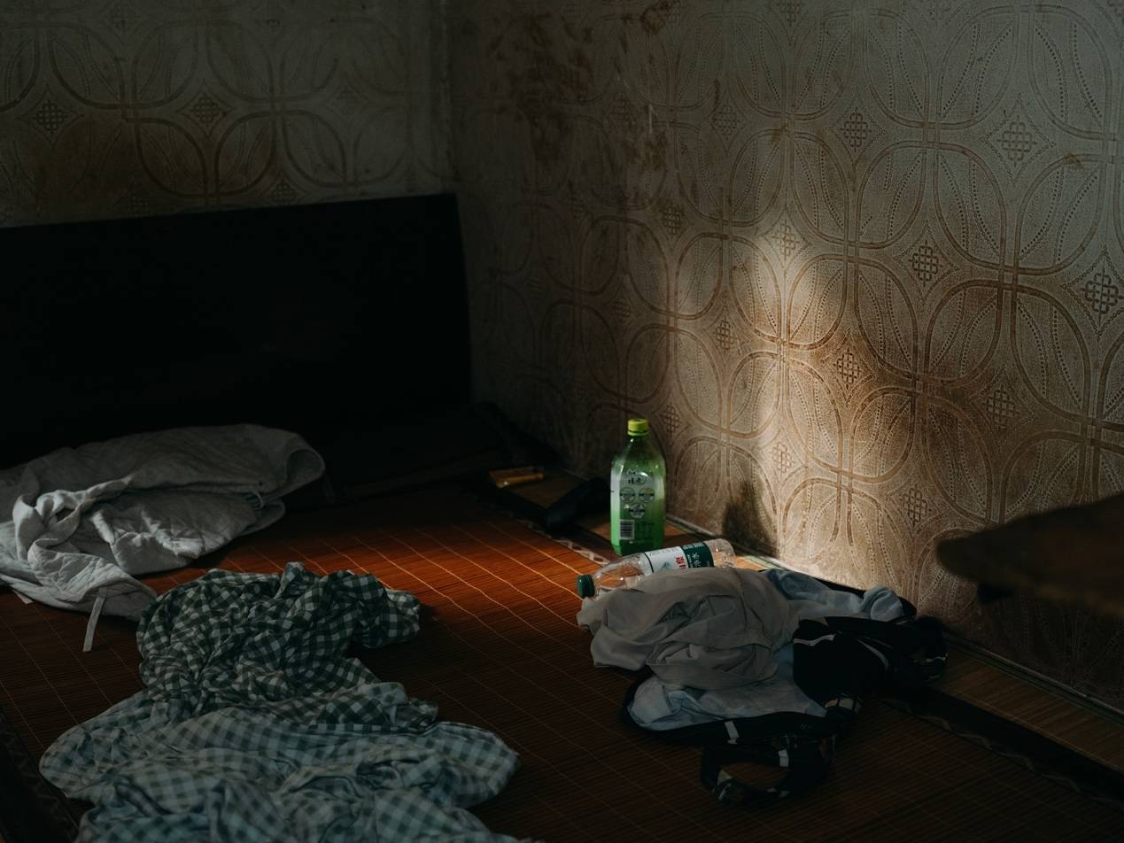 他們擠在8元一晚的旅店 幾百人搶一個(gè)活