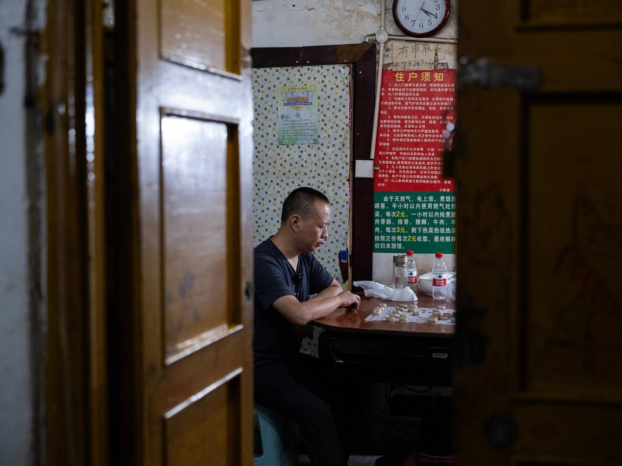 他們擠在8元一晚的旅店 幾百人搶一個(gè)活