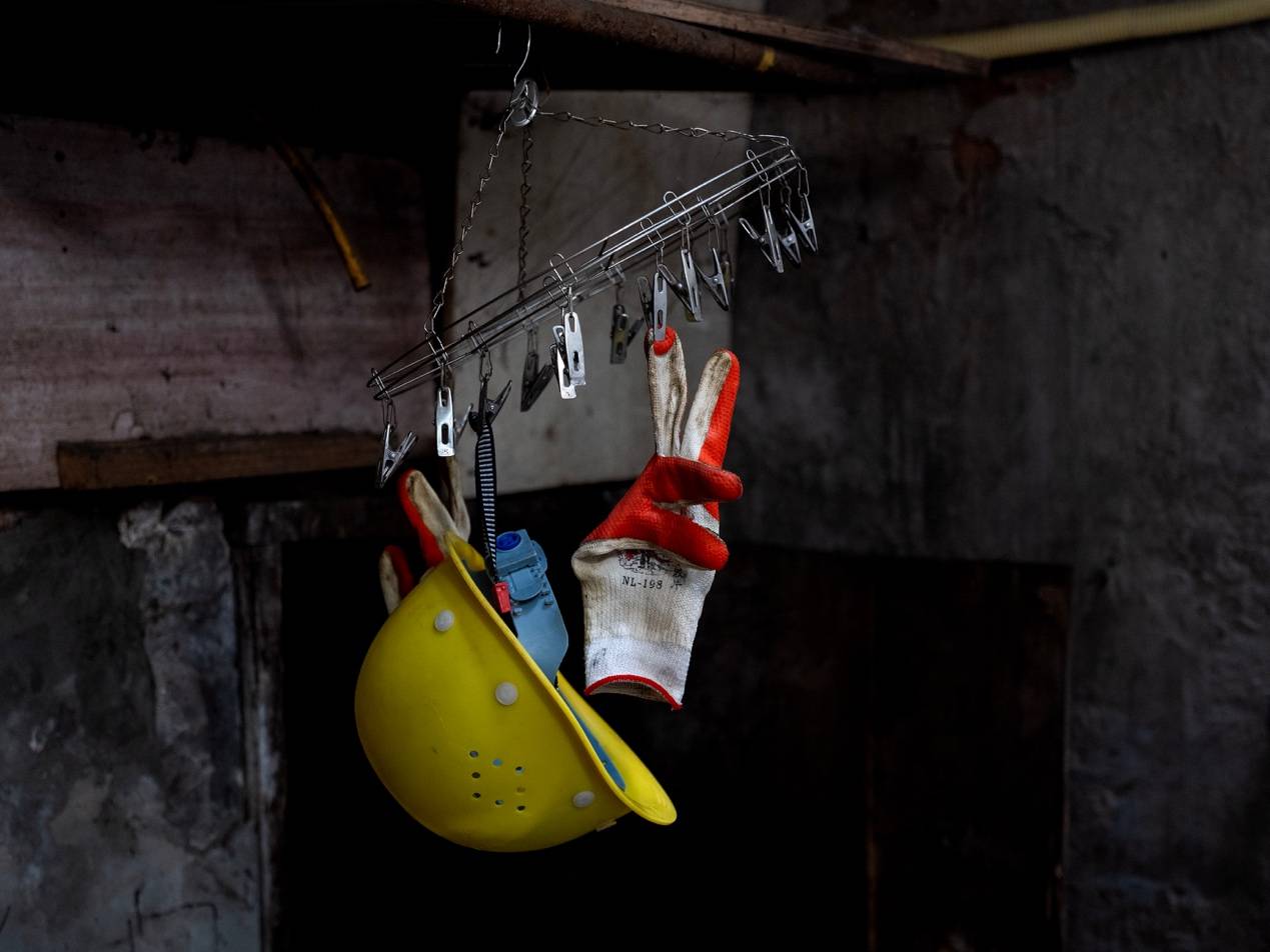 他們擠在8元一晚的旅店 幾百人搶一個(gè)活