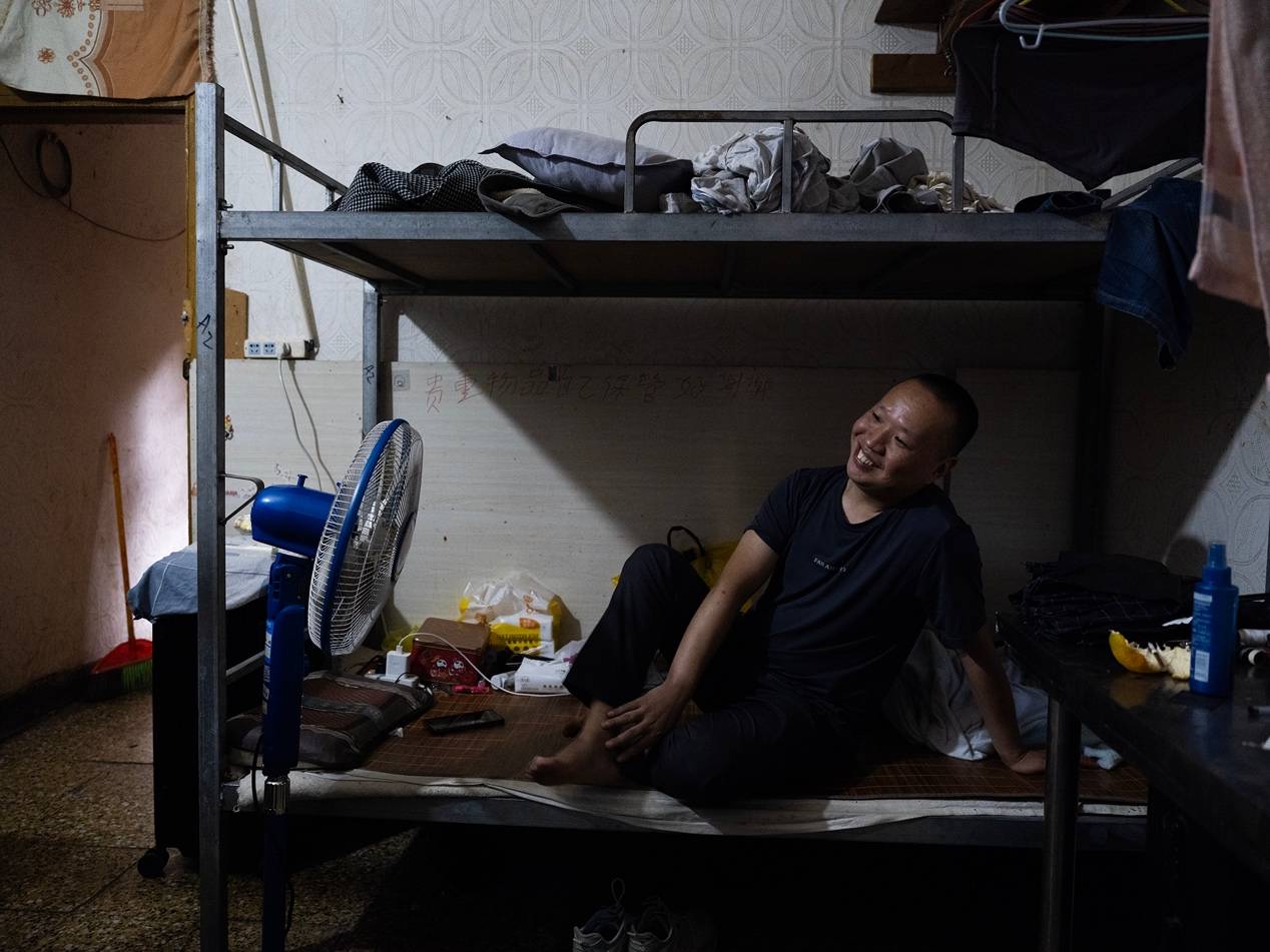 他們擠在8元一晚的旅店 幾百人搶一個(gè)活