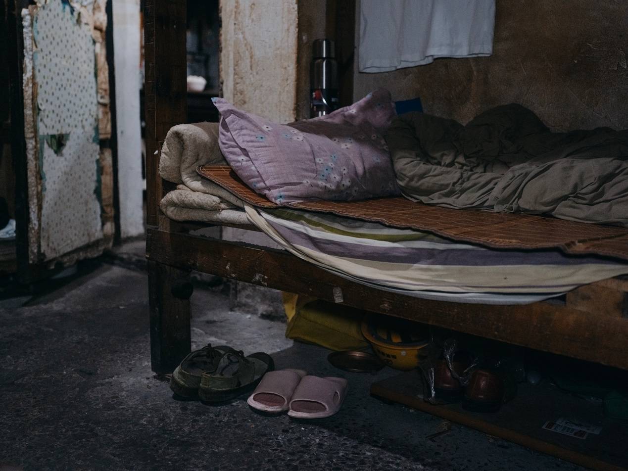 他們擠在8元一晚的旅店 幾百人搶一個(gè)活