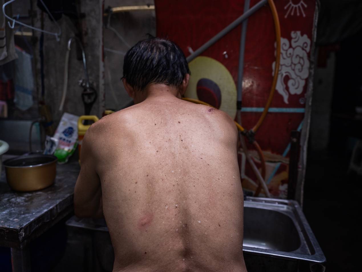 他們擠在8元一晚的旅店 幾百人搶一個(gè)活