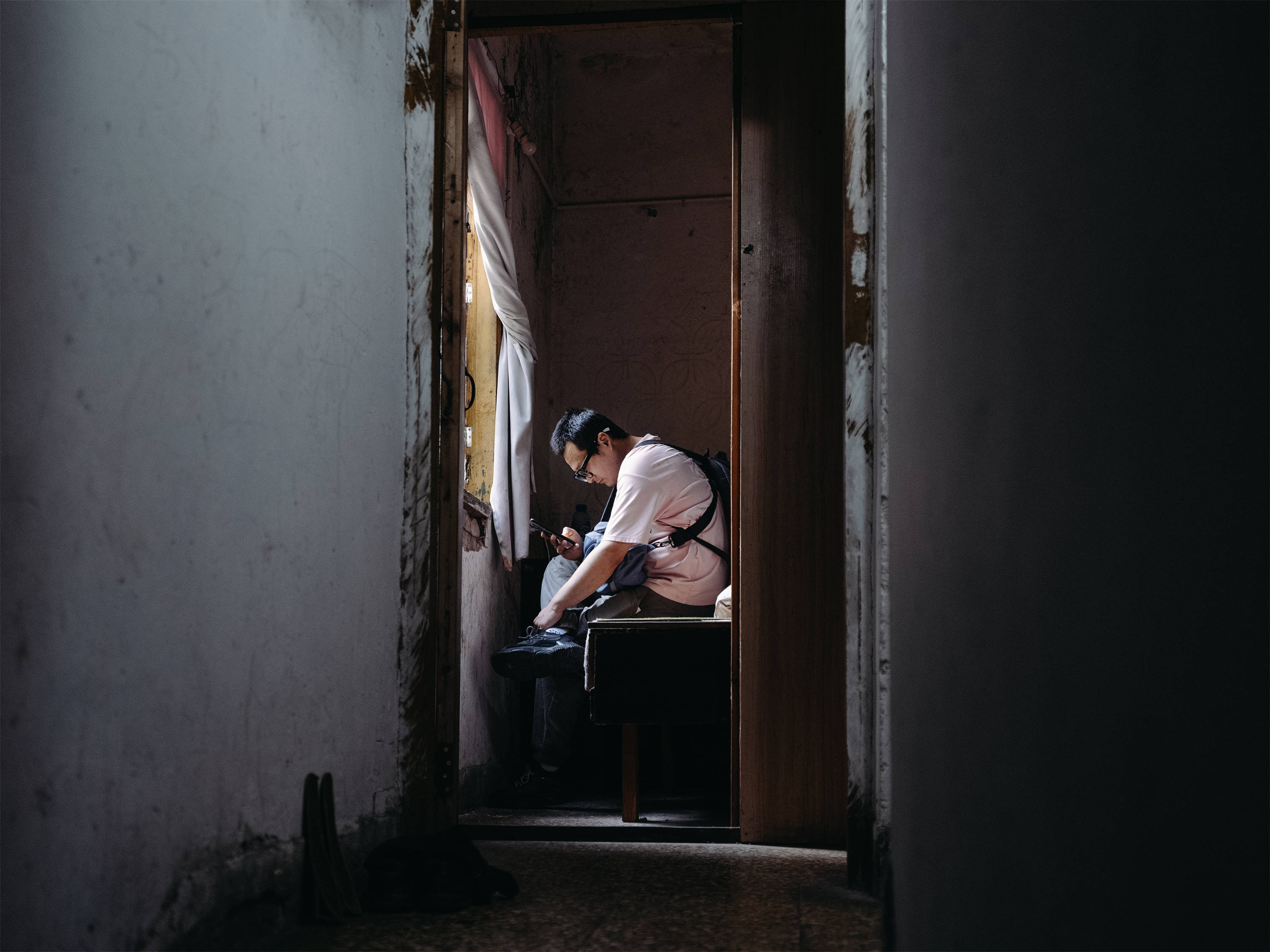 他們擠在8元一晚的旅店 幾百人搶一個(gè)活