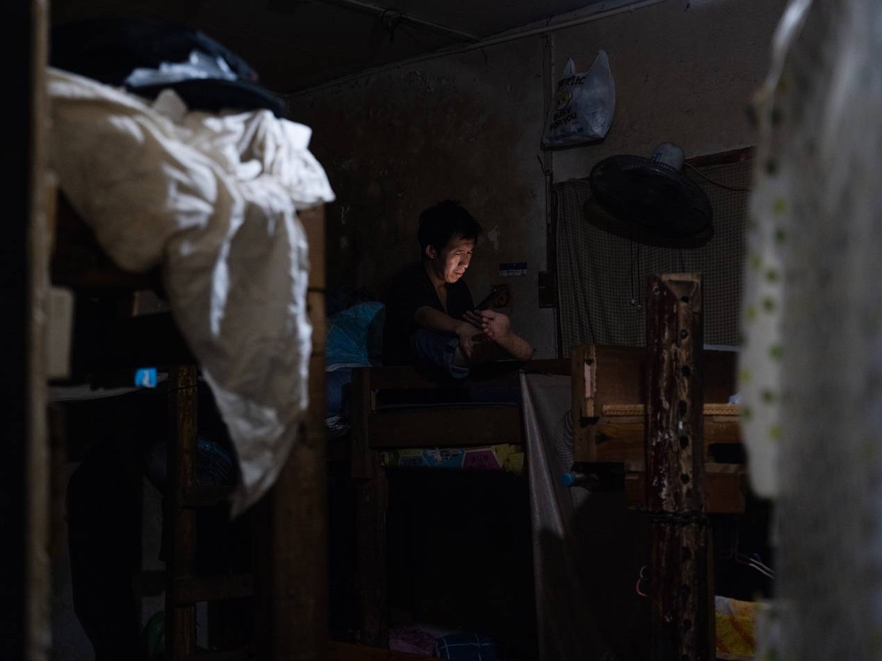 他們擠在8元一晚的旅店 幾百人搶一個(gè)活