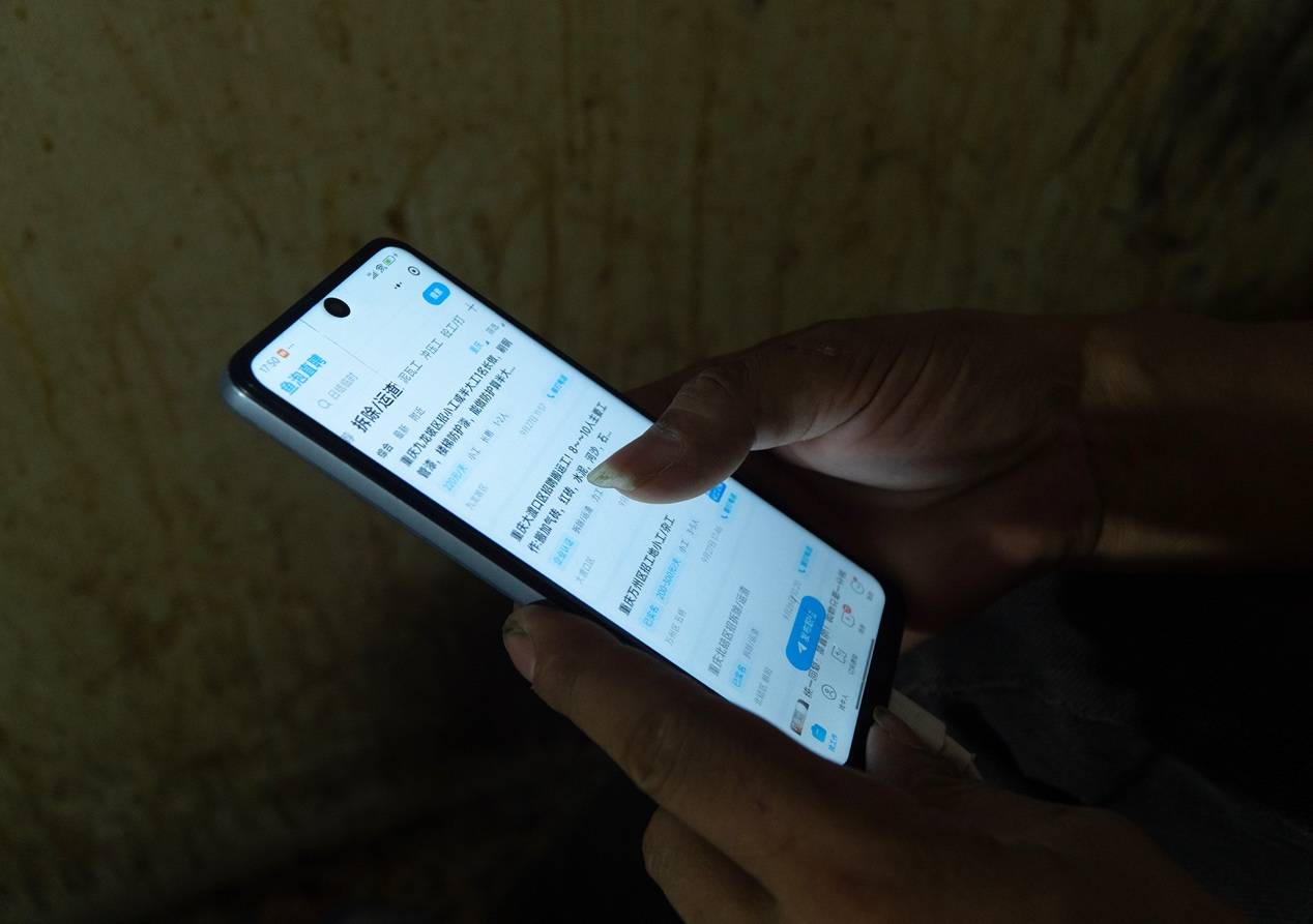 他們擠在8元一晚的旅店 幾百人搶一個(gè)活