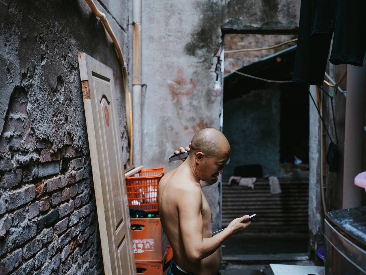 他們擠在8元一晚的旅店 幾百人搶一個(gè)活