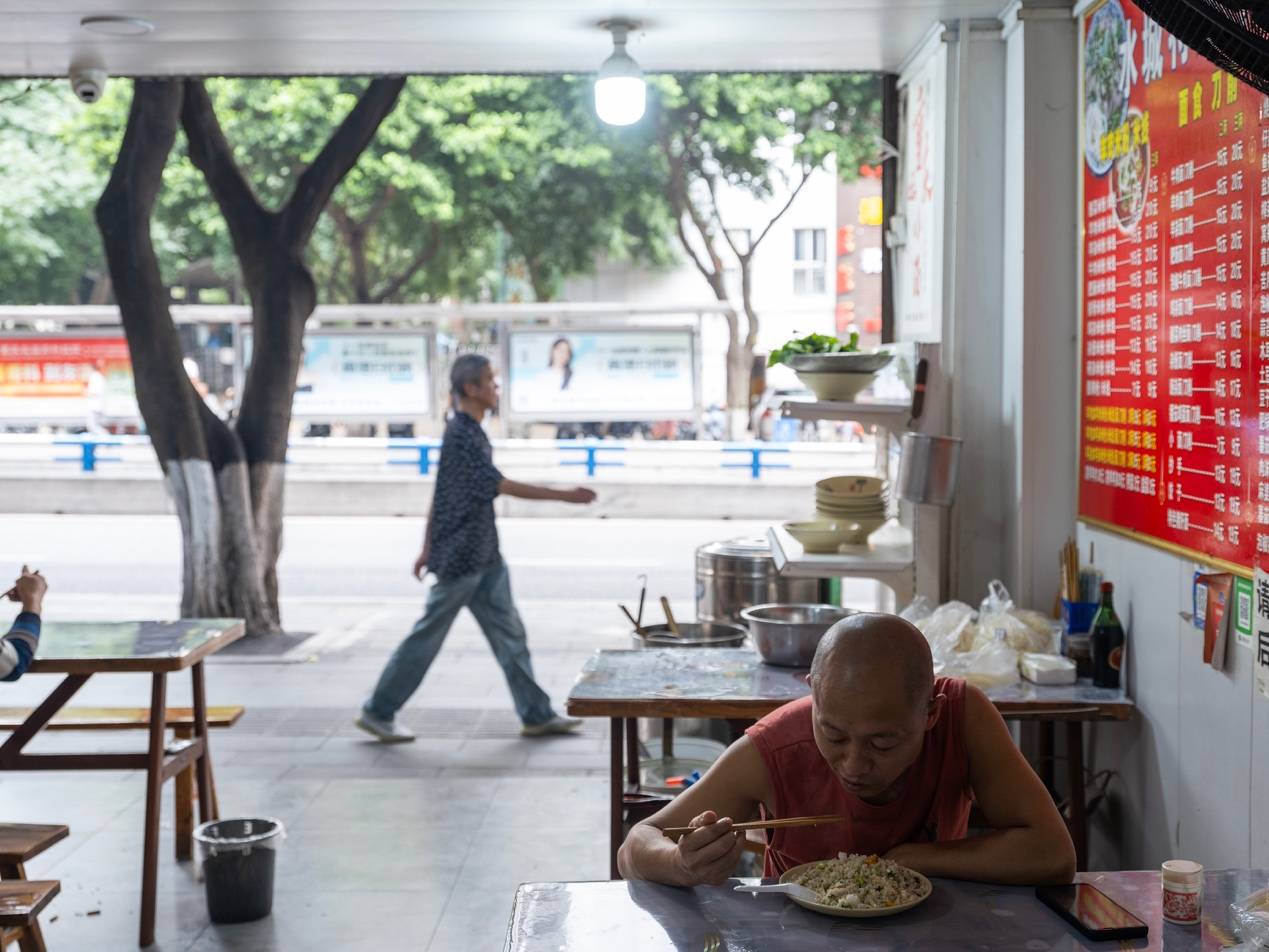 他們擠在8元一晚的旅店 幾百人搶一個(gè)活