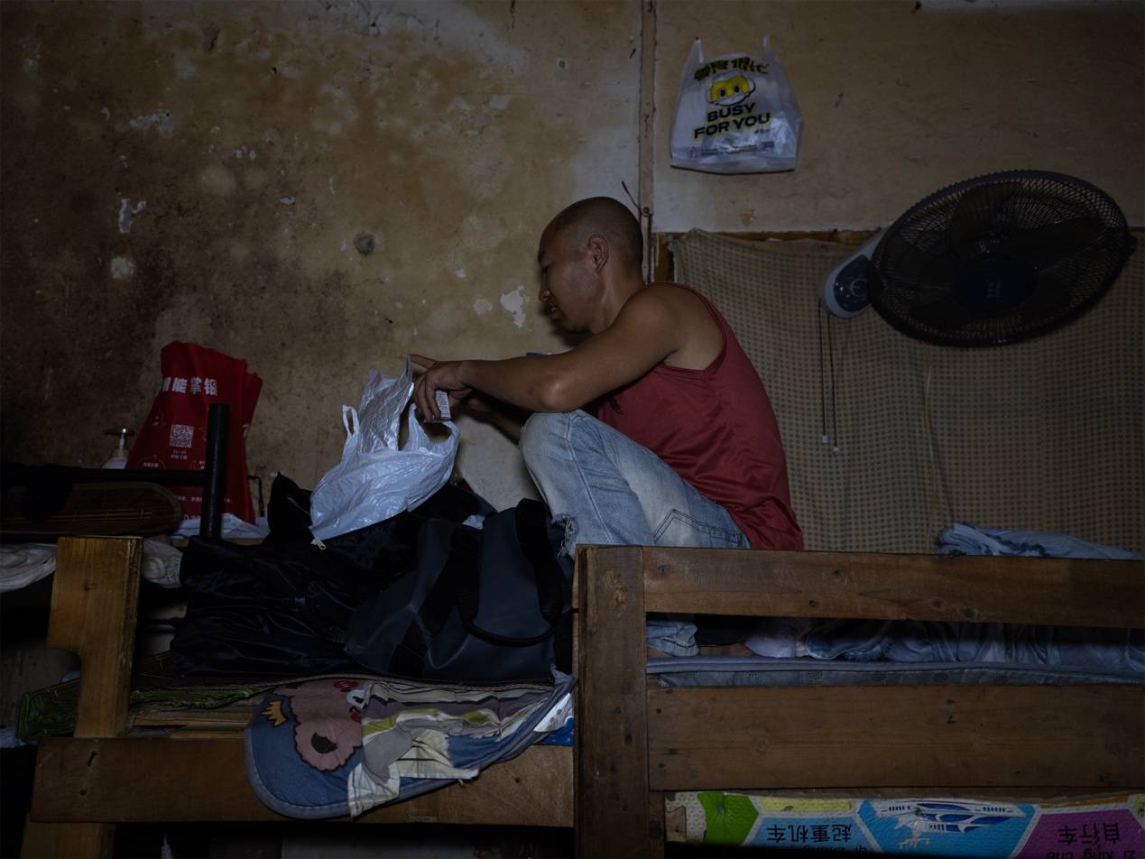 他們擠在8元一晚的旅店 幾百人搶一個(gè)活