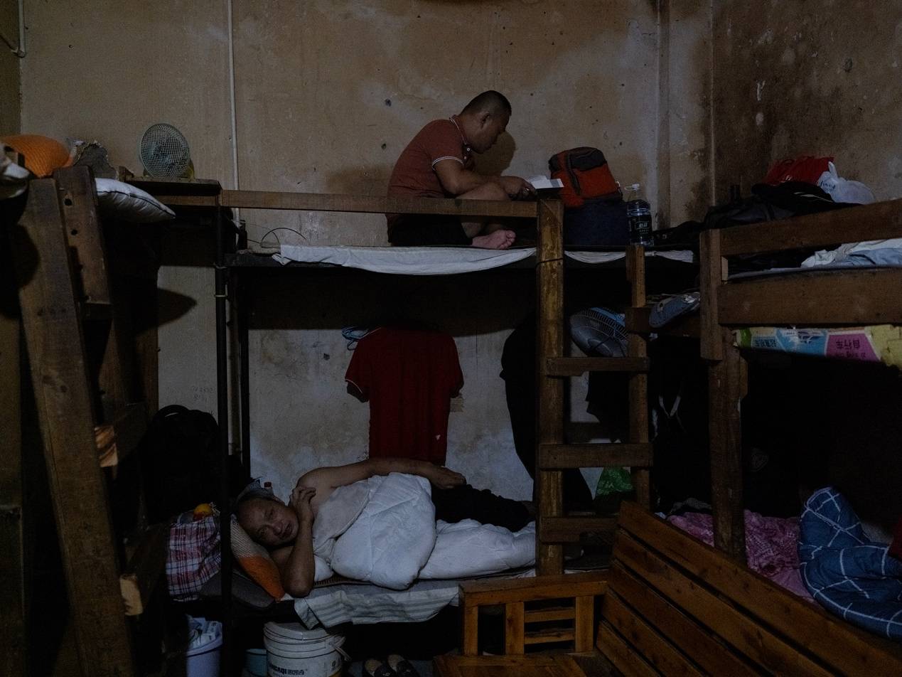 他們擠在8元一晚的旅店 幾百人搶一個(gè)活