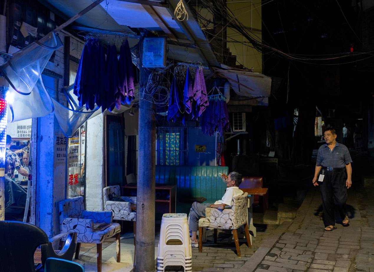 他們擠在8元一晚的旅店 幾百人搶一個(gè)活