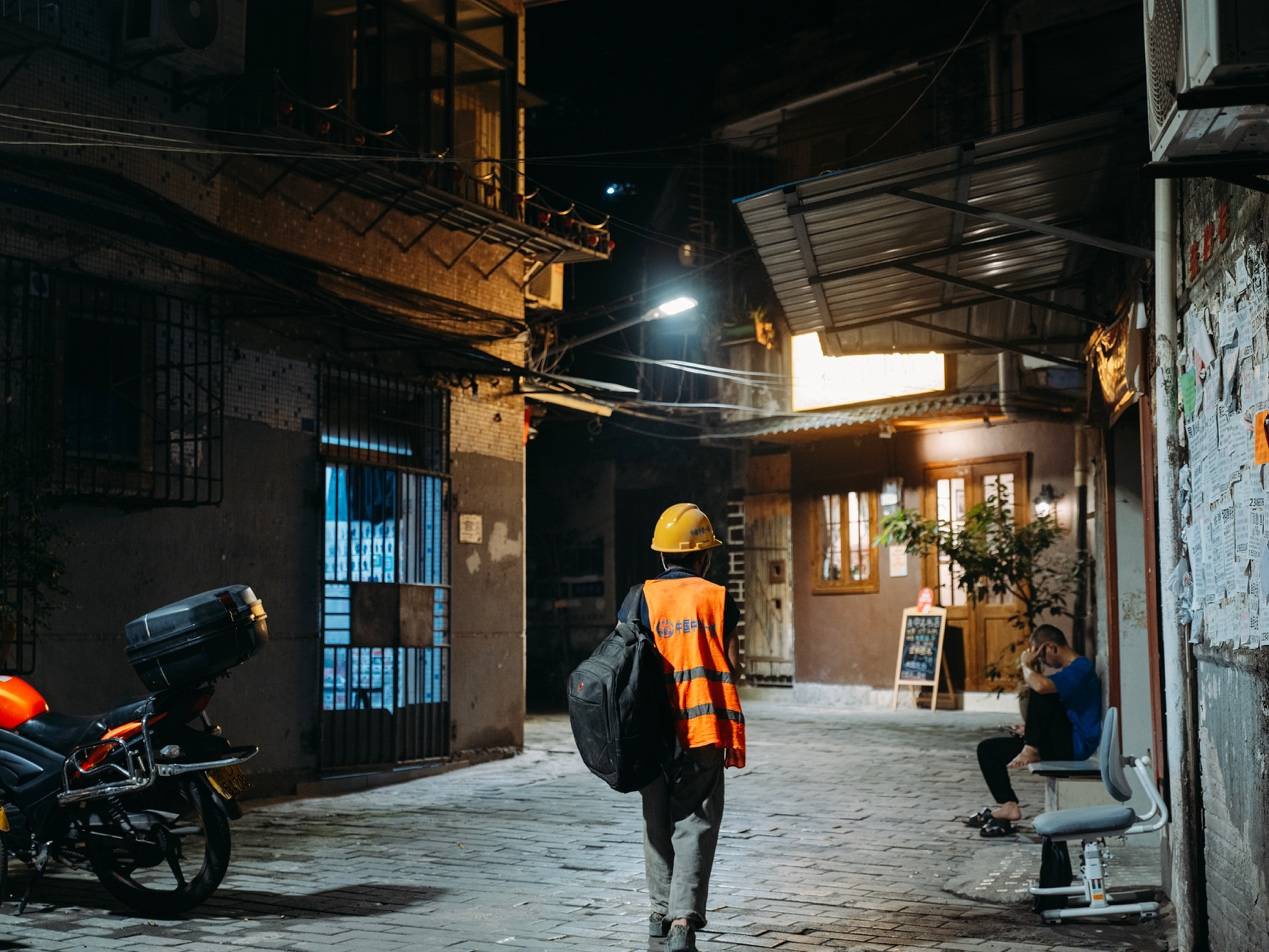 他們擠在8元一晚的旅店 幾百人搶一個(gè)活